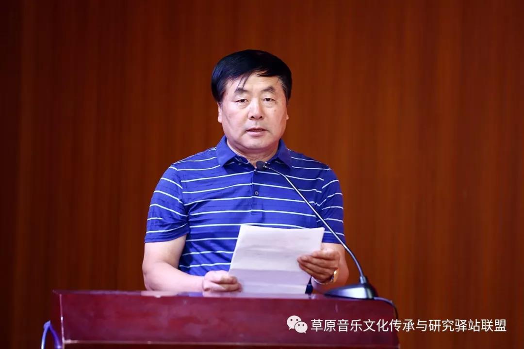 内蒙古艺术学院副院长蔡广志宣读成立“中国—中东欧国家民族文化艺术传承与交流中心”的决定和组织机构.jpg