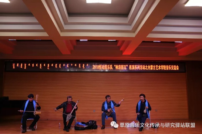 恒哈图乐队成员现场交流与表演.webp.jpg
