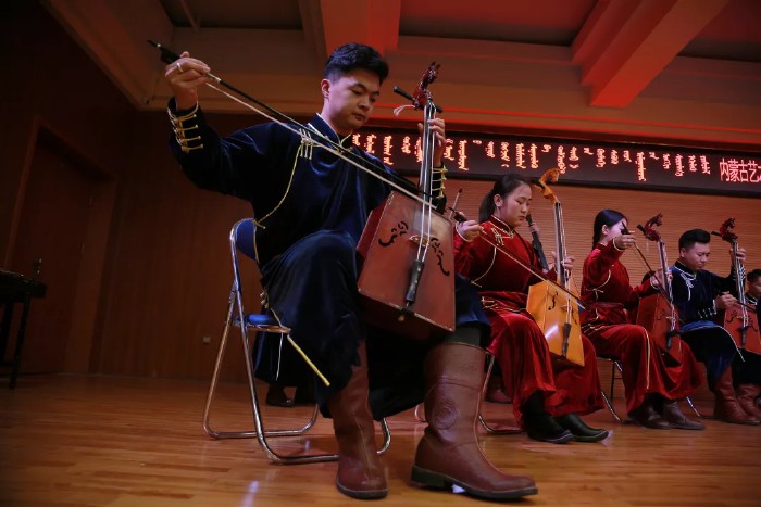 乌兰牧骑班、安达班、传承班师生代表为与会嘉宾表演了精彩节目3.webp.jpg