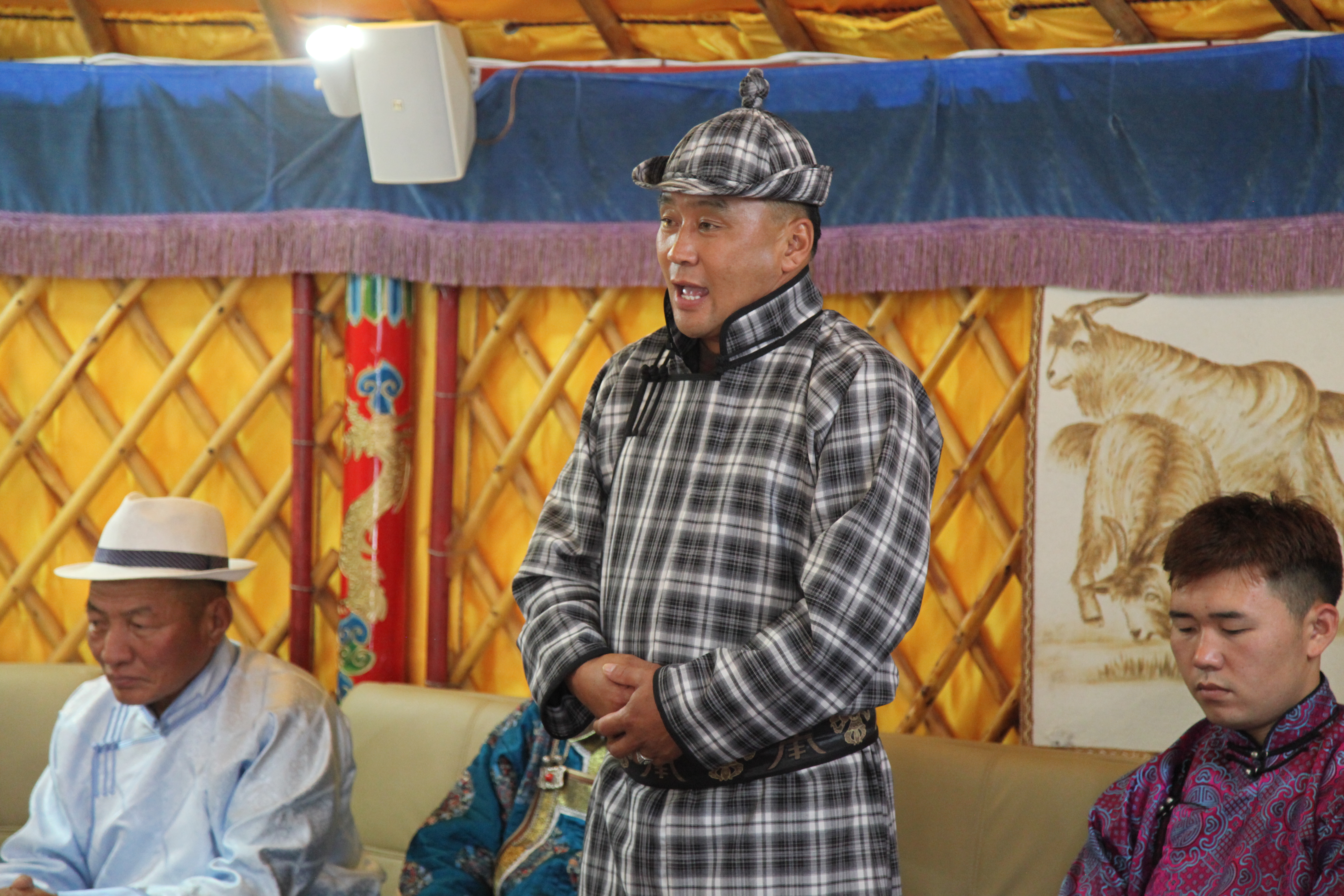 察哈尔民间艺术家朝伦巴特尔在乌珠穆沁艺术家进校园见面会上演唱长调.JPG