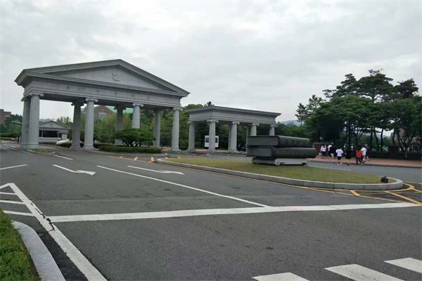 启明大学大门.jpg