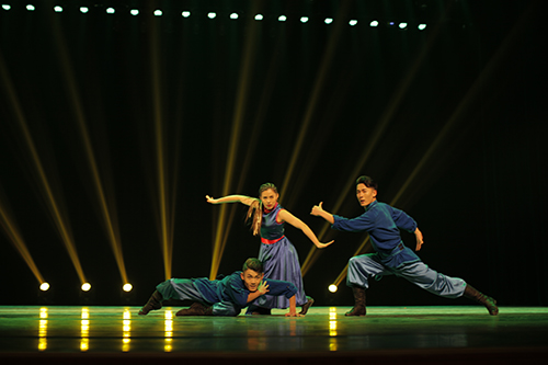 舞蹈系成功举办《毕业歌》2018届毕业汇报演出 - 新闻网-内蒙古艺术