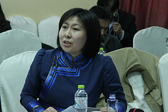 黄淑梅(左图);塔拉(右图)参观民族音乐传承教育系列展示活动参观民族