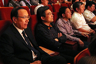 内蒙古自治区党委副秘书长余瑞卿(左图左二),自治区文化厅厅长佟国清