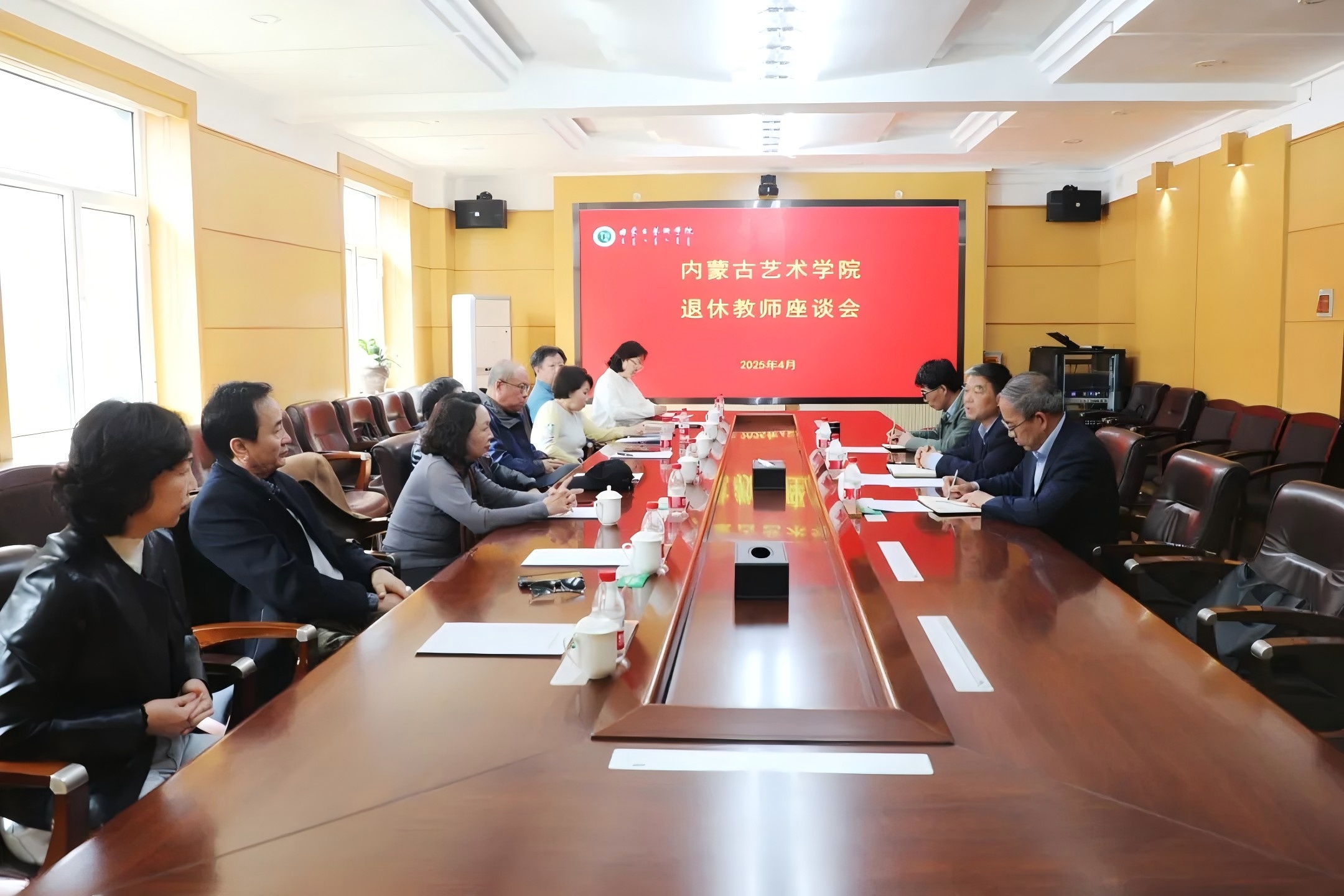 党委书记折喜文与退休教师亲切座谈共话学校高质量发展
