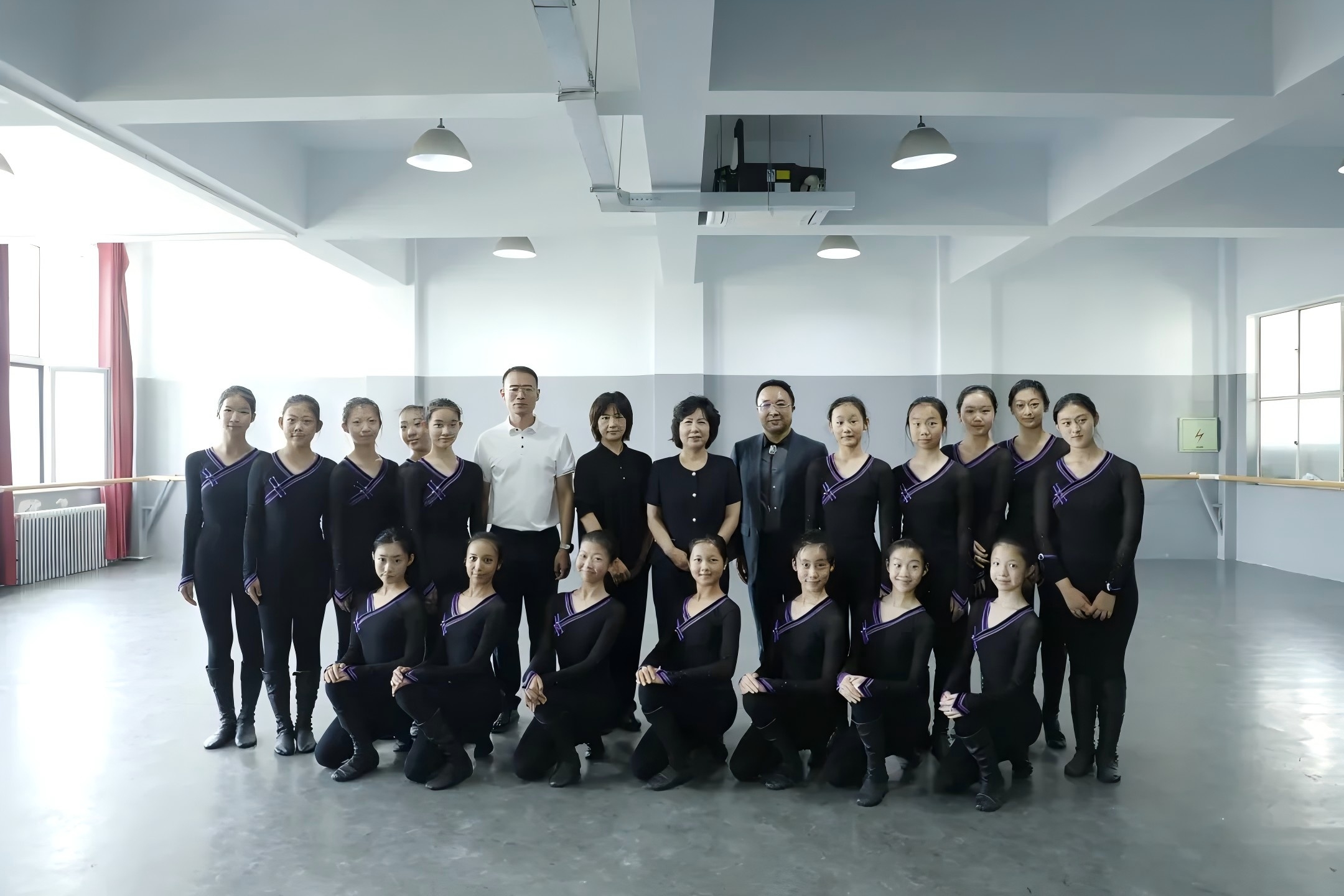礼敬筑梦人 情暖教师节——校领导深入教学一线慰问教师 致以崇...