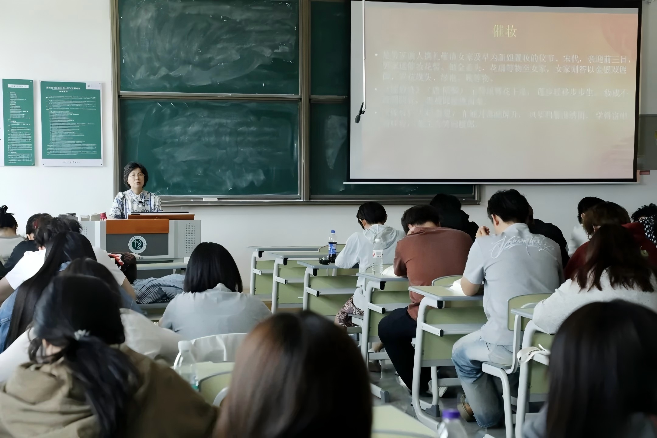 学校党委副书记、院长闫艳为大学生讲授思政课
